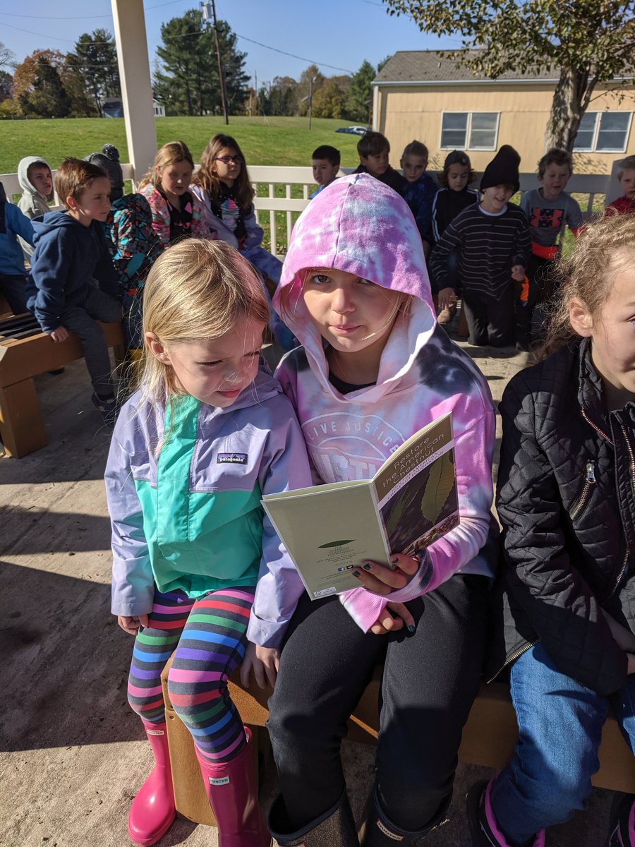 lizmachado68's tweet image. Helping kindergarten friends as we rotate through stations #beartavernpride @tinaovermanbt  #chestnuttrees