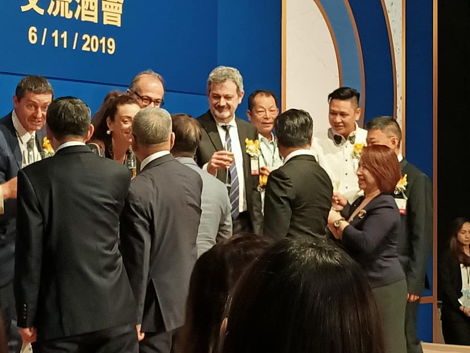 VEDEREIntl's tweet photo. The first and successful day of the 29th edition of Hong Kong International Optical Fair ends with a cheers and the Awards Ceremony at the Grand Hall... Prosit!
#vedere #vederemagazine #vedereinternational #eyewear #hongkongopticalfair #eyeweardesign #opticalshow #optical https://t.co/4s3mDsnrkG