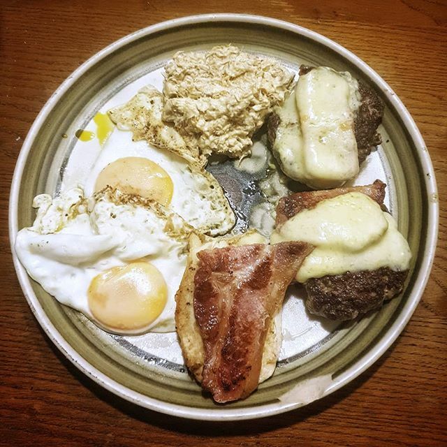 Zerocarbdiet's tweet photo. Cheese and bacon burgers, mackerel pâtè, egg and chicken topped with bacon. 21hrs fasted, 66% f 33% p 1% c #easyketo #boringketo #keto #ketogenicdiet #lowcarb #lowcarbhighfat #lchf #carnivorediet #carnivore #whatiatetoday #realfood #nutrientdense #omega3… https://t.co/C9OCJmmg1d https://t.co/QwBGX6ouTV