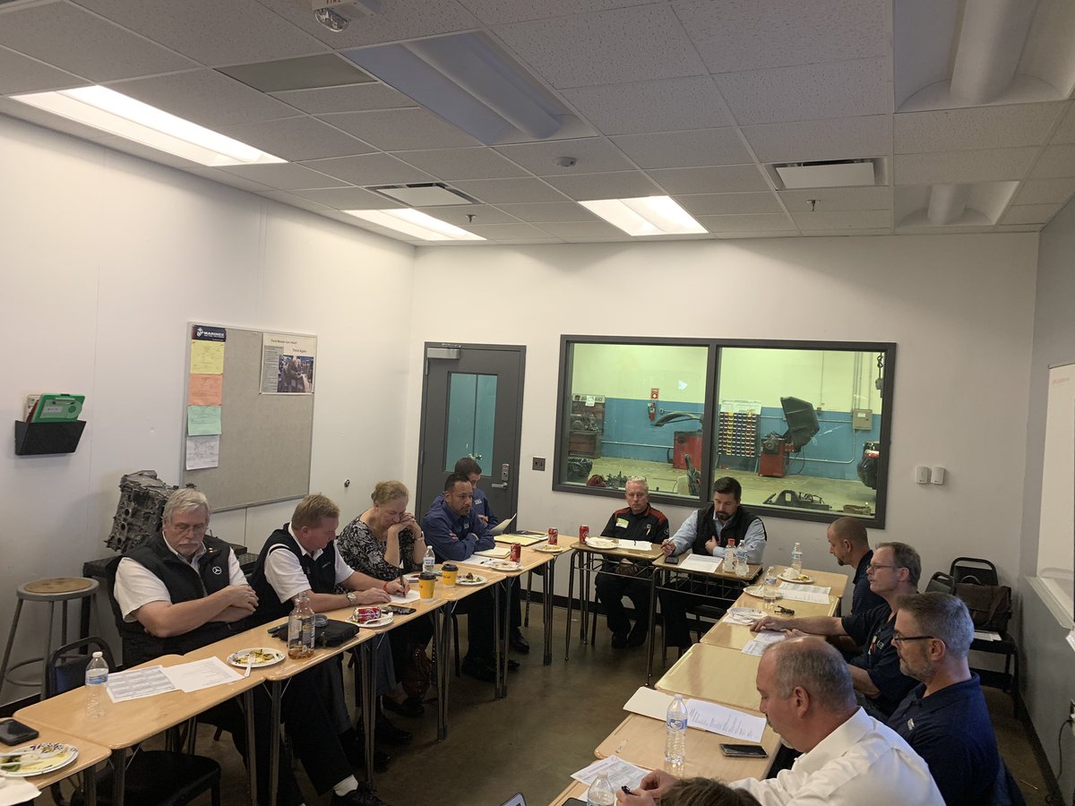APSAutoTechcc's tweet image. Arlington career center B&amp;amp;E meeting without Dealership partners. @APSVirginia @APSCareerCenter @APS_CTAE @Margaretchungcc @ACCAutoTechClub