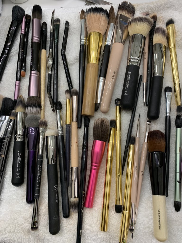 AliYoungBeauty's tweet photo. Cleaned all my makeup brushes !! Coming up 7&10pm with @WillGowing for any questions on @BeautyBio #glowpro tool for your special offer today @qvcuk https://t.co/LIUxVshWcT