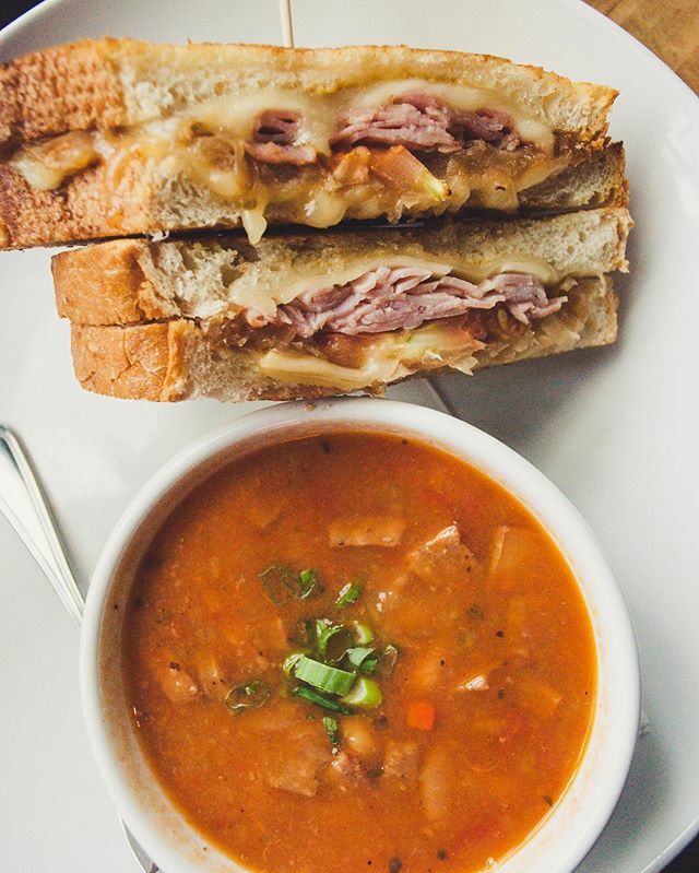 MalonesVan's tweet photo. Soup and sandwich weather 🤩🍻
#soupandsandwich #fall #malonesvan #craft https://t.co/iqEOfDppvH