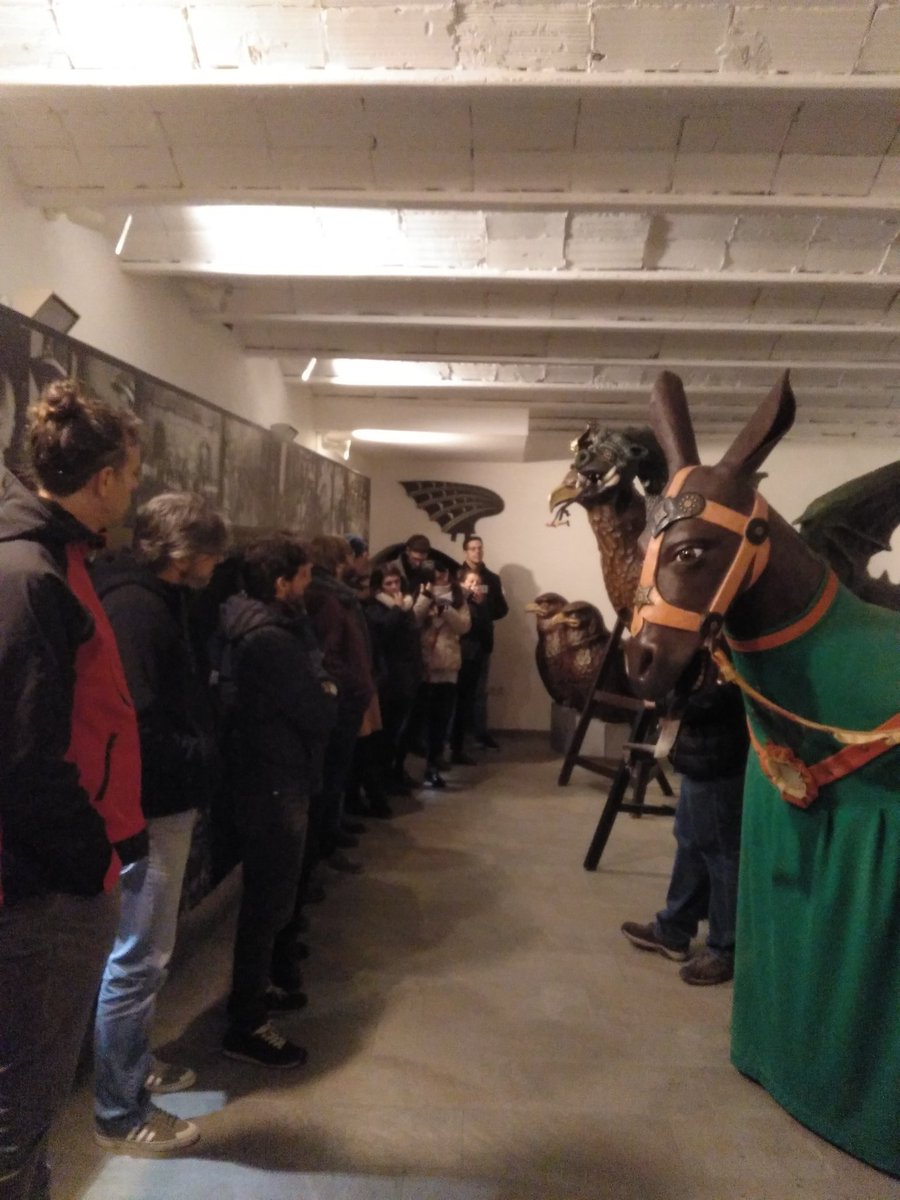 ModelosSecf's tweet image. Los asistentes a @ModelosSecf estamos pudiendo disfrutar de una gran visita guiada a #Solsona de la mano de @solsoexperience