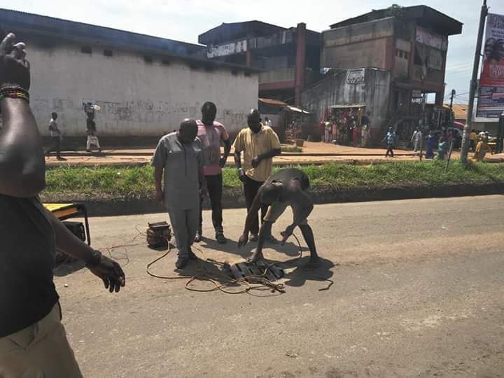 ikohanna's tweet photo. Replacement of  stolen manhole covers along Oba market road by the Edo State Ministry of Environment and Sustainability to prevent vehicles and pedestrians from falling into these Manholes.

4+4Media
#EdoNextLevel 
#LetsGoFurtherTogether https://t.co/3yTpWLV2Mr