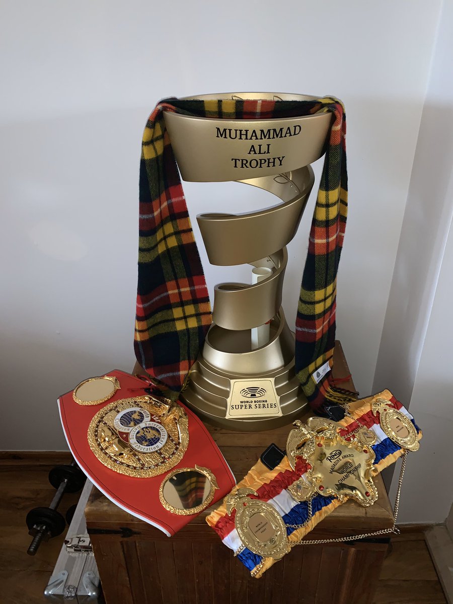 Great to have had a visit at home today from the Tartan Legend, King, Ken Buchanan. He also gave me his  clan Buchanan scarf as a gift. 
What a man 😃
#TartanLegend #TartanTornado