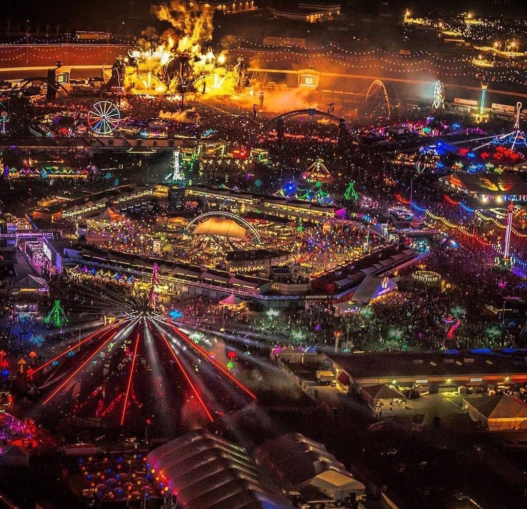 TotalVegasVIP's tweet image. Tickets are sold out but Sky deck tables are still available. Dont miss out 
ow.ly/C9Fp50x0mdk
#edclasvegas #marqueelv #skydeck #marqueeskydeck #insoniac 
 #vegas #traveller #nevada #vegasstrip #neon #edclv #lasvegasvip  #vegasnightlife  #edc2020 #lasvegasstrip #hotels