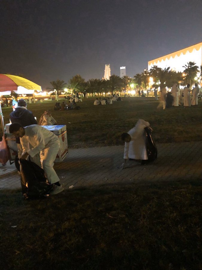 Q8NewsCom's tweet photo. صورة| تنظيف #ساحة_الارادة من قبل المواطنين بعد انتهاء الاعتصام #ساحة_الارادة_تجمعنا #بس_مصخت https://t.co/ccTVBdkr0B https://t.co/VWYDVogvC7
