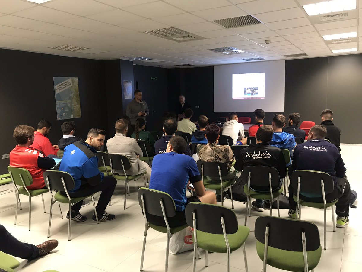 Preguntas que nuestros árbitros deben hacerse, hoy <a href="/QuiiqueRC/">Quique Romero Cruz</a> realiza una charla sobre:

🤔 ¿Cómo transmite un árbitro?
🤔 ¿Qué transmite un árbitro?
🤔 ¿Cuándo transmite un árbitro?

#tambiénentrenamos