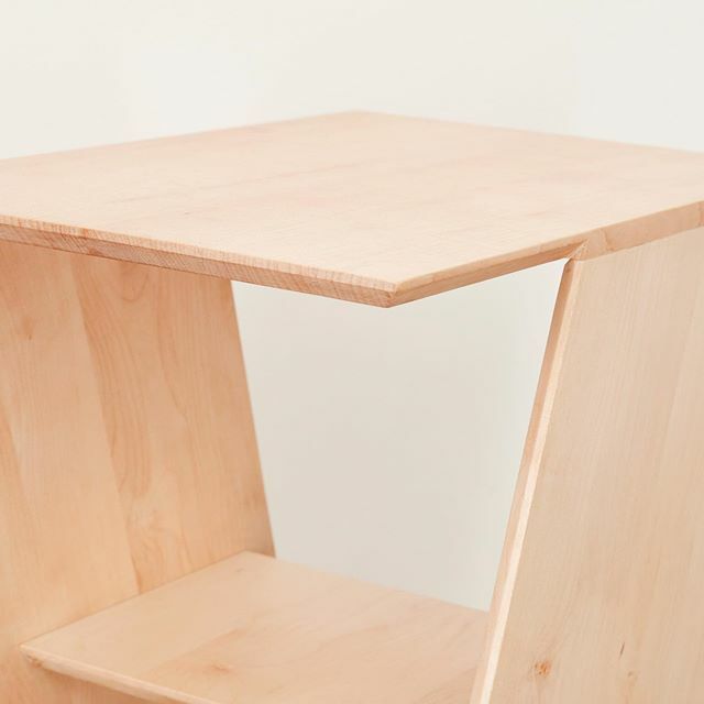 Here’s a detail shot of the chamfer we carve onto the Slant Side Table’s edge. The shelf is perfectly sized to neatly house a few books or a magazine or two. This one’s made of maple and they’re also available in oak (medium tone) or walnut (darker wood)… ift.tt/2qsvHZT