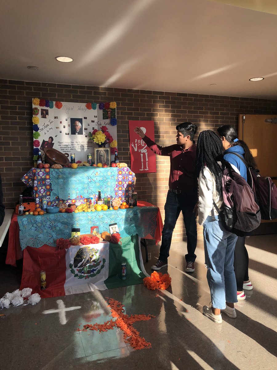 Yanay Mesa (@mesaespanola105) on Twitter photo Ballard kids learning about Día de los Muertos from the pros (students from <a href="/NewcomerAcademy/">Newcomer Academy</a>) <a href="/JCPSKY/">JCPS</a> <a href="/BruinsLibrary/">BallardLibrary</a> #DiaDeLosMuertos #authenticlearning #reallife Ballard kids learning about Día de los Muertos from the pros (students from <a href="/NewcomerAcademy/">Newcomer Academy</a>) <a href="/JCPSKY/">JCPS</a> <a href="/BruinsLibrary/">BallardLibrary</a> #DiaDeLosMuertos #authenticlearning #reallife