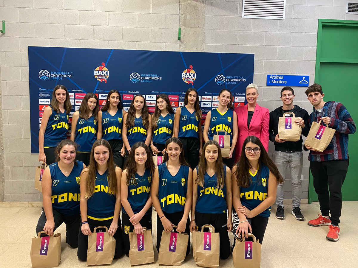 txellbq's tweet photo. Nou partit de @BasketballCL del @BasquetManresa al #NouCongost i orgullosa i feliç de conèixer i de donar oportunitats al #talentfemení del @CBTona Gràcies!!! #esportfemení #Tonafan @fibracat #SomhiResa https://t.co/yInHI7Q4Oc