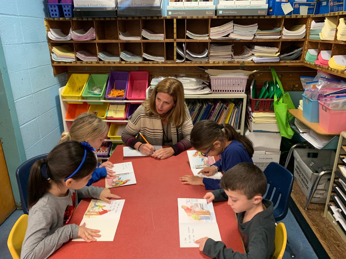 Working together <a href="/School9E/">School 9E</a> in 1st grade #guidedreading groups <a href="/weld0505/">Jessica Weld Keegan</a> #booklove  📚💕
