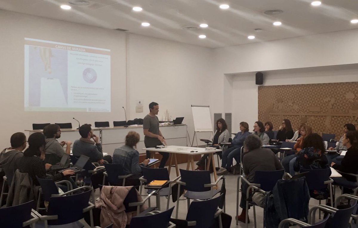 jmolins1's tweet photo. 1a sessió #PIOEmnr1920 #EquipsImpulsors reflexionant sobre potencialitats @modelSCAP i com la projecció és la clau per la #Transformació. #OrientacióEducativa aporta mirada sistèmica i estructural que permet personalitzar aprenentatges i millorar el centre #CanvisProfunds #DUA https://t.co/TIhN52fmfP