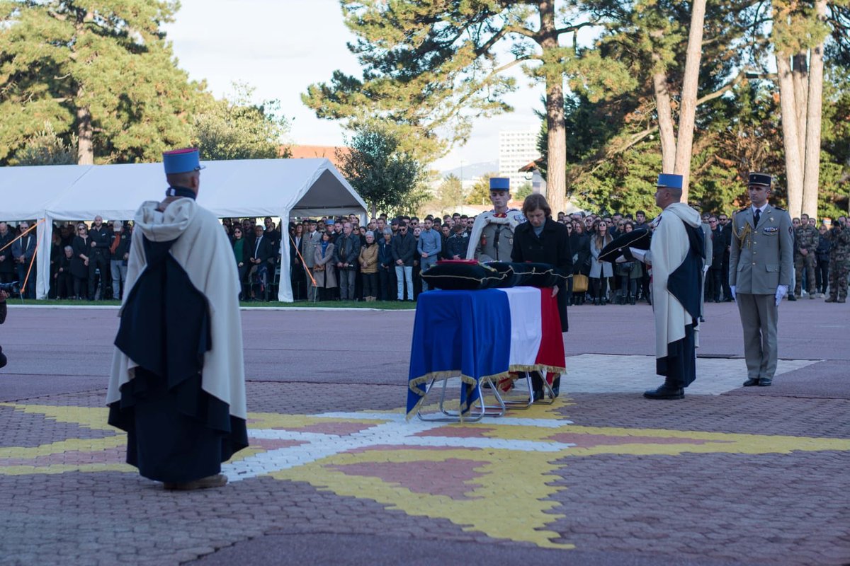 1erSpahis's tweet photo. @florence_parly et le @CEMAT_FR ont rendu un hommage solennel et adressé un suprême adieu au BCH Ronan Pointeau sur la place d’armes du @1erSpahis. Honneur à ce fier #Spahi. Notre devoir est de le continuer. Son exemple éclaire notre avenir. https://t.co/6Lgc9Ro5Vf
