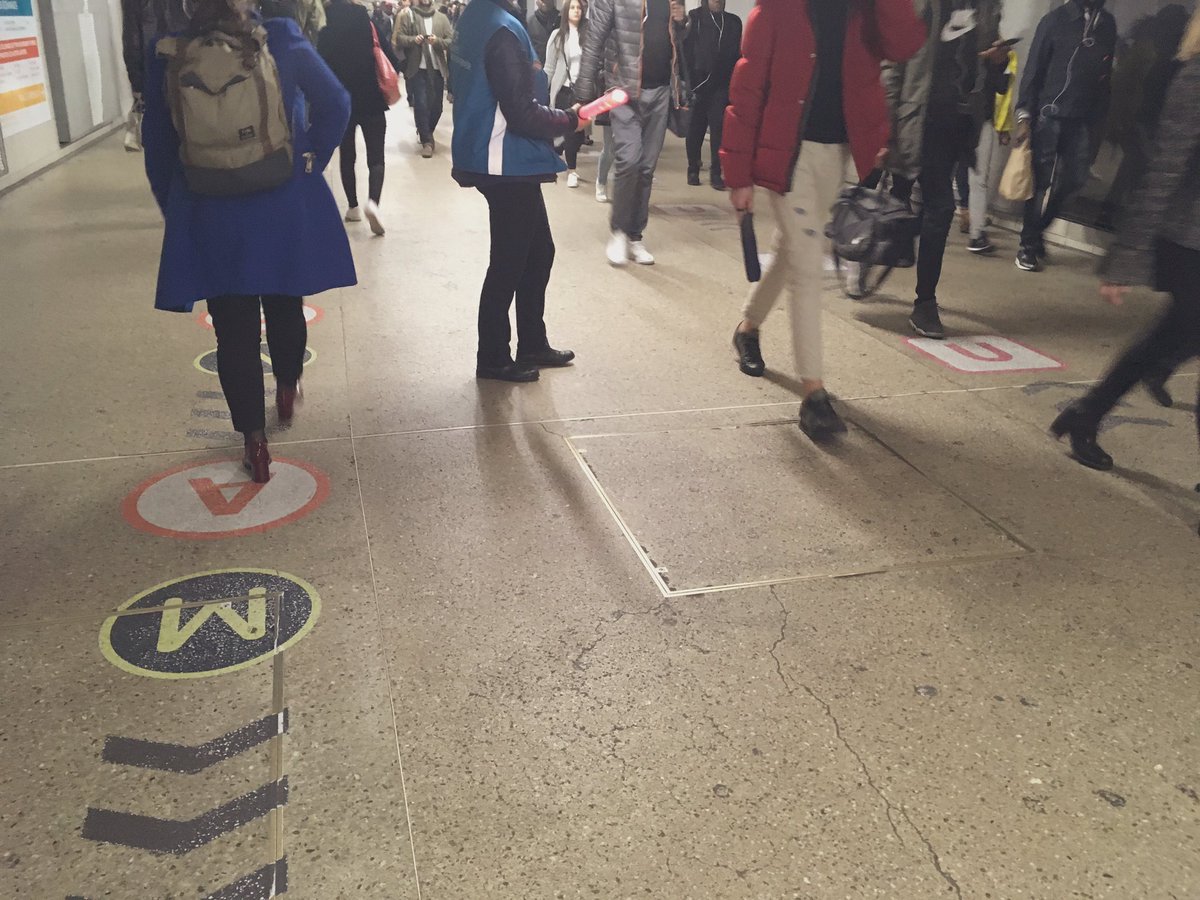 morgilein's tweet photo. Quand la signalisation est à contre courant 😉 #LaDefense @LIGNEL_sncf @Ligne1_RATP @RER_A https://t.co/Qmm2ThDEYp
