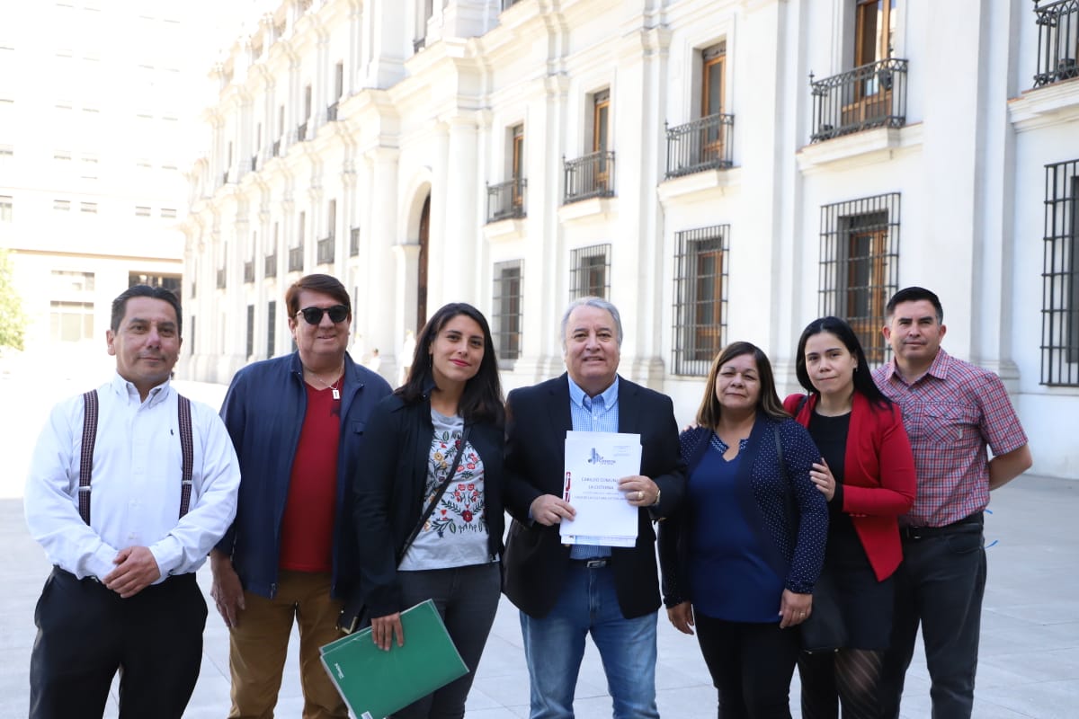 RebolledoAlcald's tweet photo. DEMANDAS CABILDO COMUNAL #LaCisterna SE ENTREGARON A AUTORIDADES. Junto a algun@s de los 357 dirigent@s sociales que participaron, se entregaron a la Presidencia, Senado y Cámara de Diputados. Se continuará con Cabildos territoriales y temáticos. PDTE. PIÑERA ESCUCHE AL PUEBLO!! https://t.co/pAPR0bf3XJ