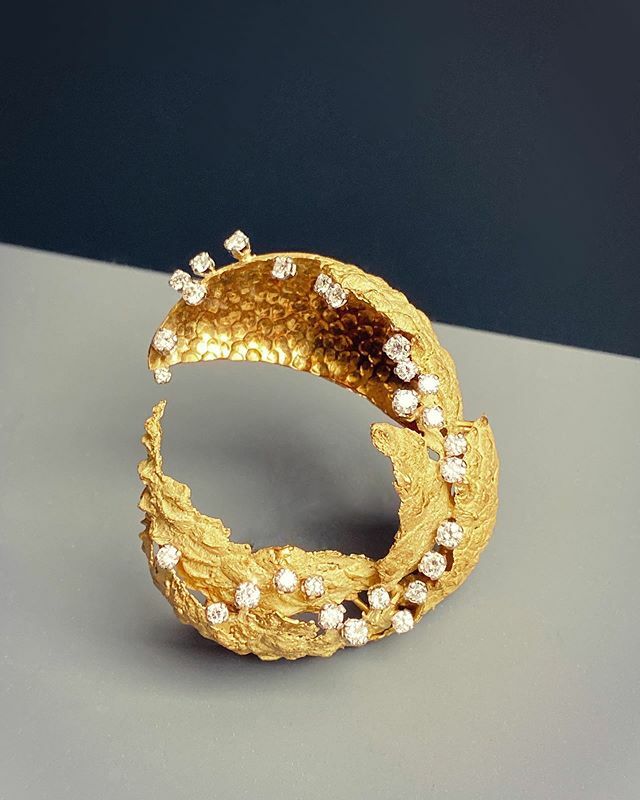 grimajewellery's tweet photo. Brooch. Lychee skin cast in yellow gold and diamonds. By Andrew Grima, 1965 | 📷 @francescagrima https://t.co/3p4V20azQL https://t.co/XGXrJTstF8