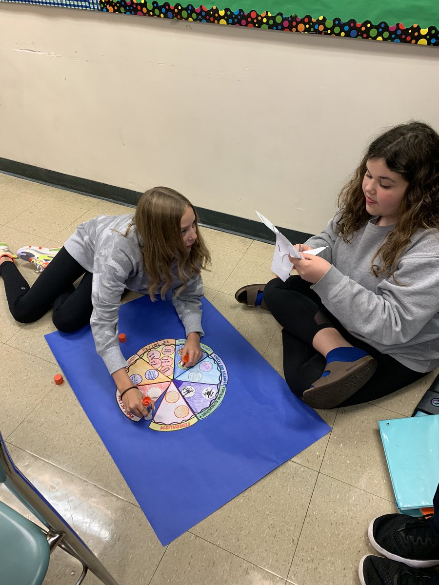 MrsBardellaCMS's tweet photo. The Hurricanes enjoyed making pizzas and topping them with the different principles found in The Constitution. 🍕🇺🇸⚖️ @WEARECMS25 https://t.co/CmPflTzCCX