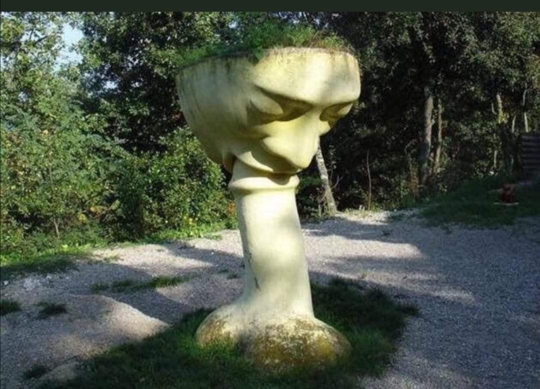 Monumento a los pacos del Costanera Center