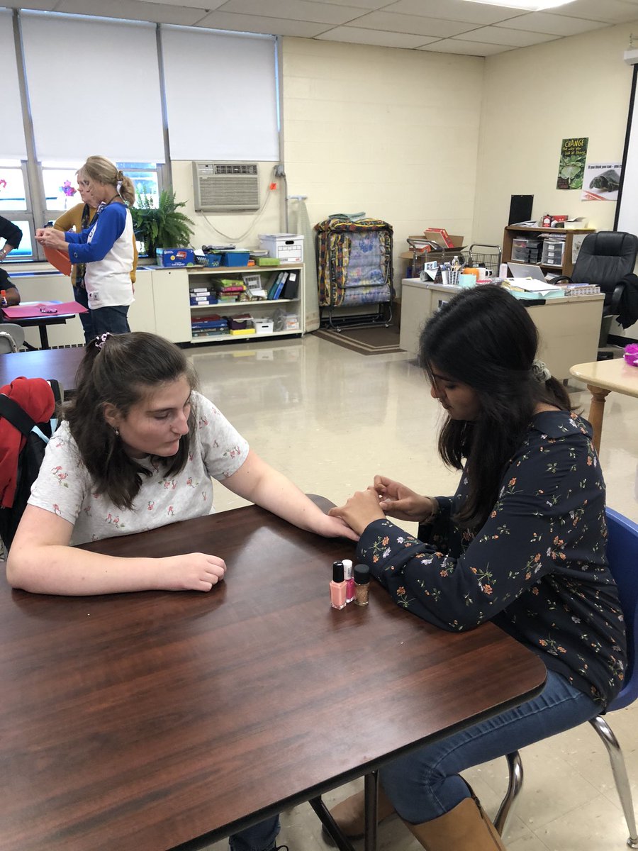 WHGlamourGals's tweet photo. 4 of our very special GlamourGals brought fun and joy to the special needs class today. Spreading love through manicures, crafts and laughter. 💗💗 @WHRHighSchool @GlamourGals #WHRHSPride #spreadingjoy https://t.co/y5ZXY4plYr