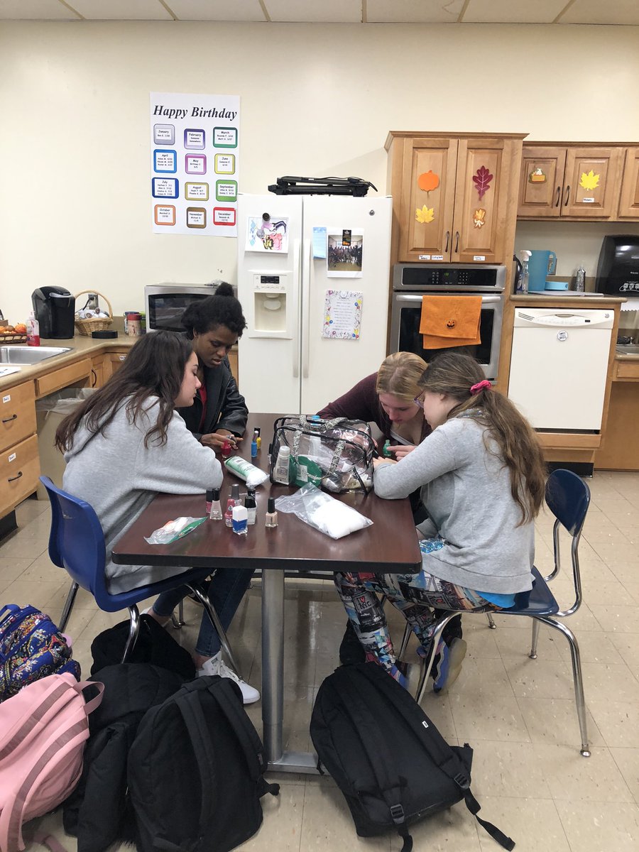 WHGlamourGals's tweet photo. 4 of our very special GlamourGals brought fun and joy to the special needs class today. Spreading love through manicures, crafts and laughter. 💗💗 @WHRHighSchool @GlamourGals #WHRHSPride #spreadingjoy https://t.co/y5ZXY4plYr