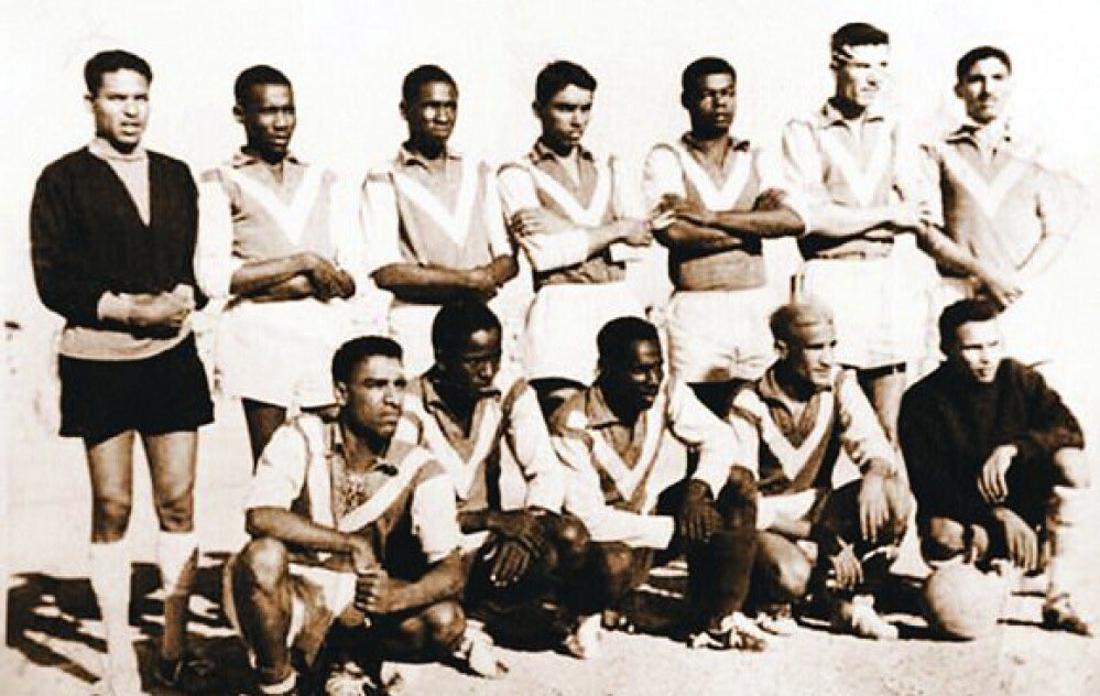 هـلالي قـديم Auf Twitter أتمنى من هيئة الرياضة التدخل ومنع هذا الشعار الذي يحمل علامة V فكتوري وتعني علامة النصر سابقا منعت هذه العلامة من قبل الملك فيصل رحمه الله