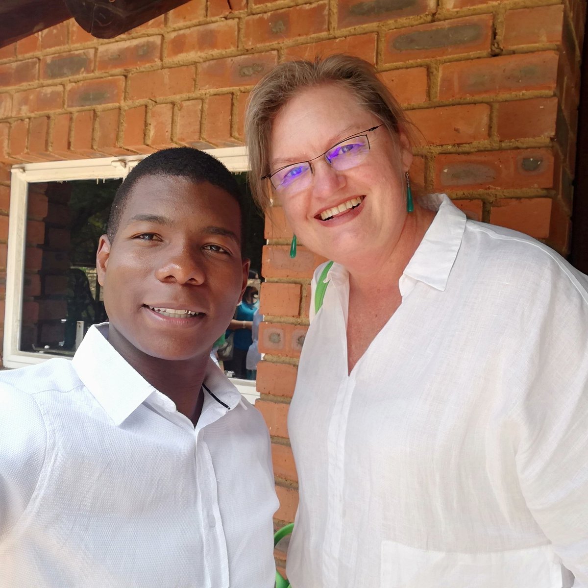 linfordmolaodi's tweet photo. Big congratulations to my supervisor and mentor, Dr @jacqui_batch for winning University of Johannesburg 2019 Vice Chancellor's Excellent Teacher Award. We, who grew under her stewardship from our infancy stage saw it coming.

Mag God jou ryklik seën https://t.co/nX4bmZVDgk