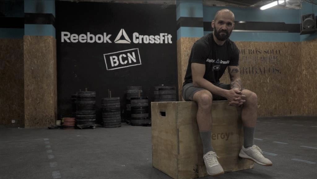 LEA_Athletes's tweet photo. Marc Solà, Headcoach de Reebok CrossFit BCN, es el responsable de la programación de las sesiones de #RepsAgainstCancer. Los movimientos funcionales se transfieren a las actividades de vida diaria. Priorizamos la técnica de los ejercicios por encima de la intensidad y el peso. https://t.co/vcHOObwSmO