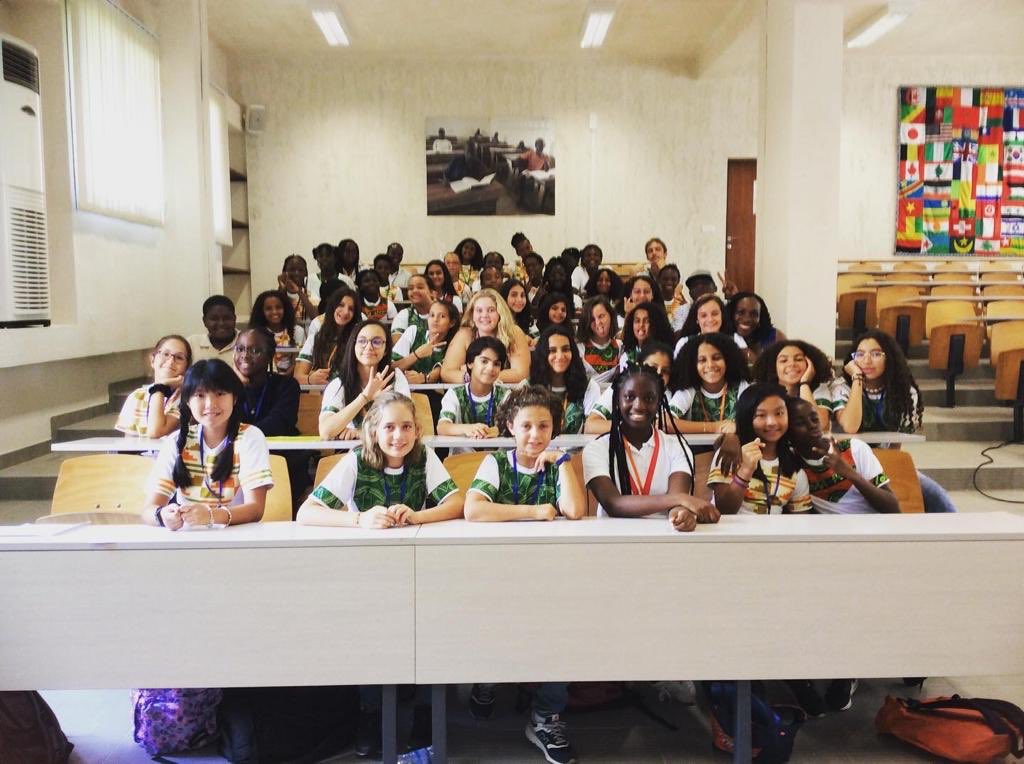 Bertinous's tweet photo. La #Chorale du #GSLMOSUI est à Abidjan pour rencontrer leurs camarades ivoiriens autour d’un superbe projet artistique. Merci au LFI L.Massignon de faire vivre à nos enfants de si beaux projets ! Échanges et partages sont au RDV. #OSUIPedagogie #Citoyenneté https://t.co/AwVINjfXht