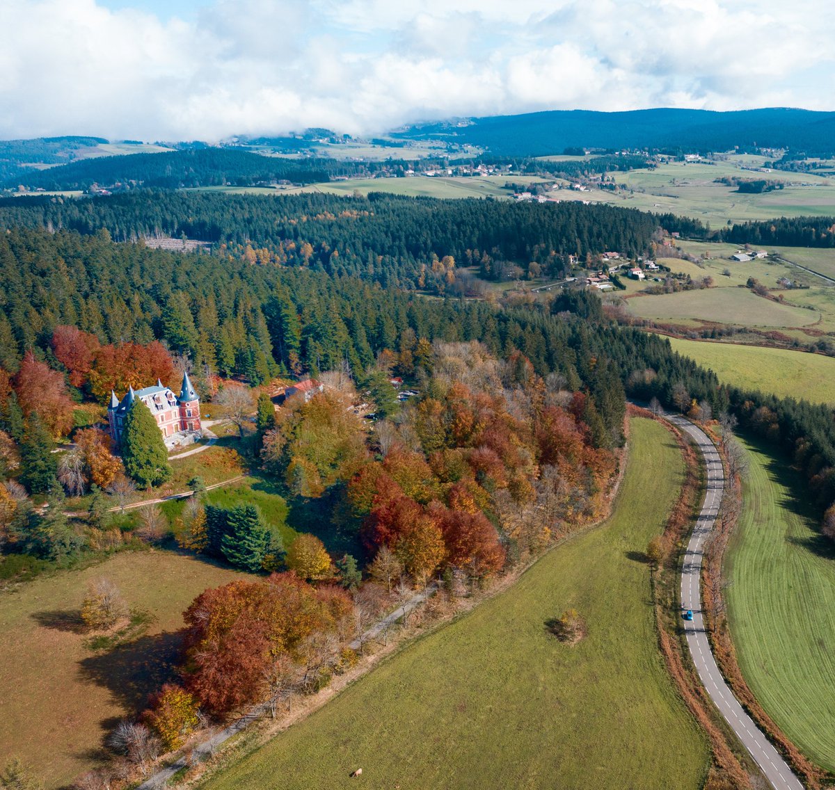 Quand la beauté de la nature 🍂se trouve à notre porte. 🌲Il suffit simplement de s'accorder un peu temps pour la contempler 🙏👣comme ici dans le Parc du Pilat 🍁
#MagnifiqueFrance #Aura #tourisme42 #igersstetienne 
.