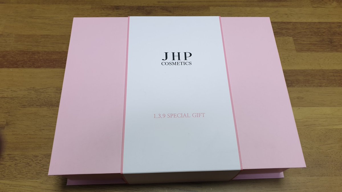 태형트윗 1089 "포장을 잘 해야 제품이 돋보입니다." 요즘 제가 관심을 갖고 있는 제품이랍니다. 제품을 더욱 돋보이게 하는 포장은 정말 중요한 것 같습니다. 오늘의 제품은 무엇인가요? 그럼 확실하게 소비자의 입장에서 포장을 해봅시다. 내가 그 시작입니다.
#139마스크팩 #JHP 
#JHP Cosmetics