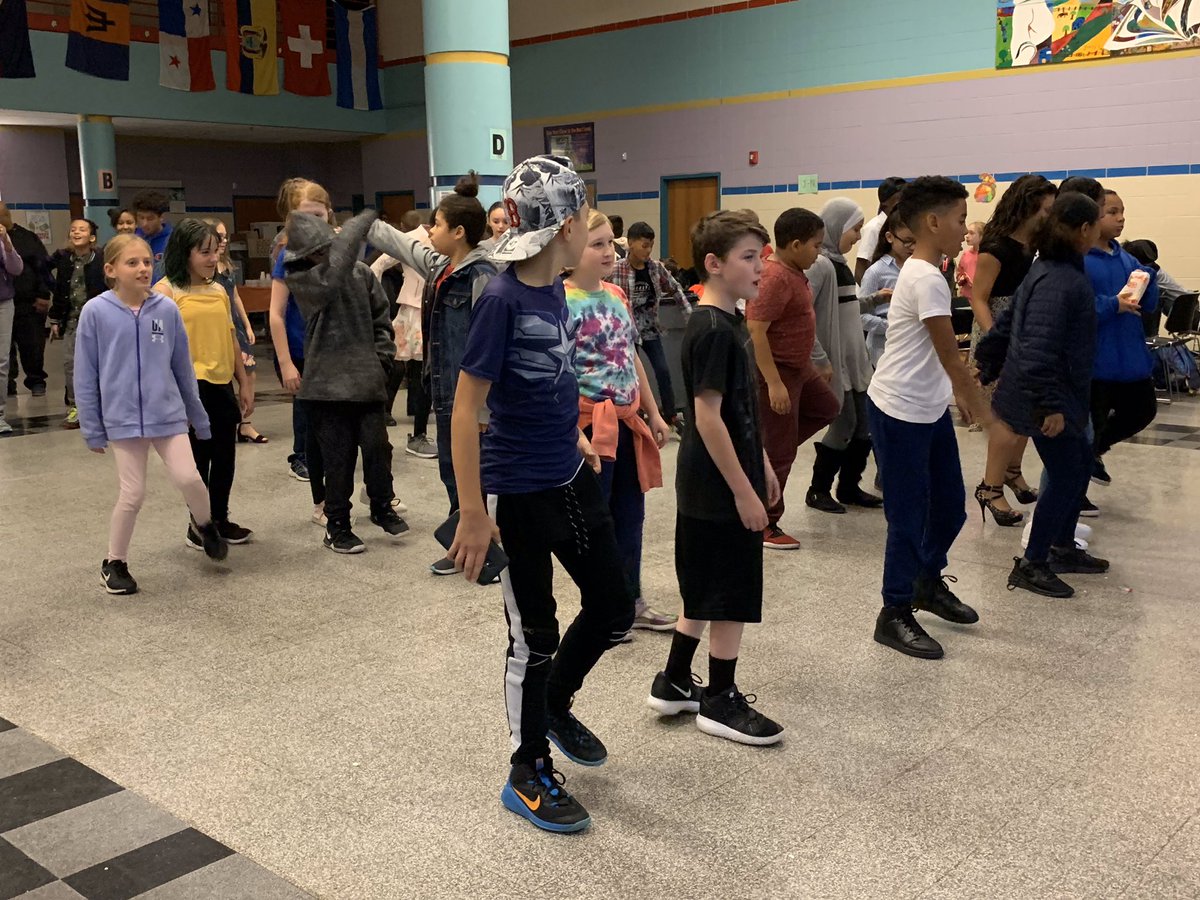 cmsap1's tweet image. 6th Grade Harvest Dance this afternoon!
@cmshappenings #6thGradeRocks #cmsrocks #gosharks #letsdance