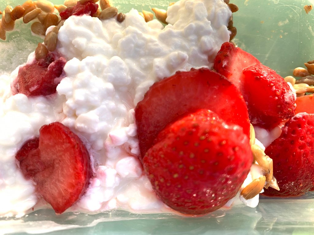 RachelBoehm's tweet image. A simple, quick-to-make snack: FF Cottage cheese+sunflower seeds+strawberries 🍓.
#nutrition #foodismedicine #realfoodfirst #wholehealthcoach #stressmanagement #snackideas #healthyfats #berries #protein #gainz