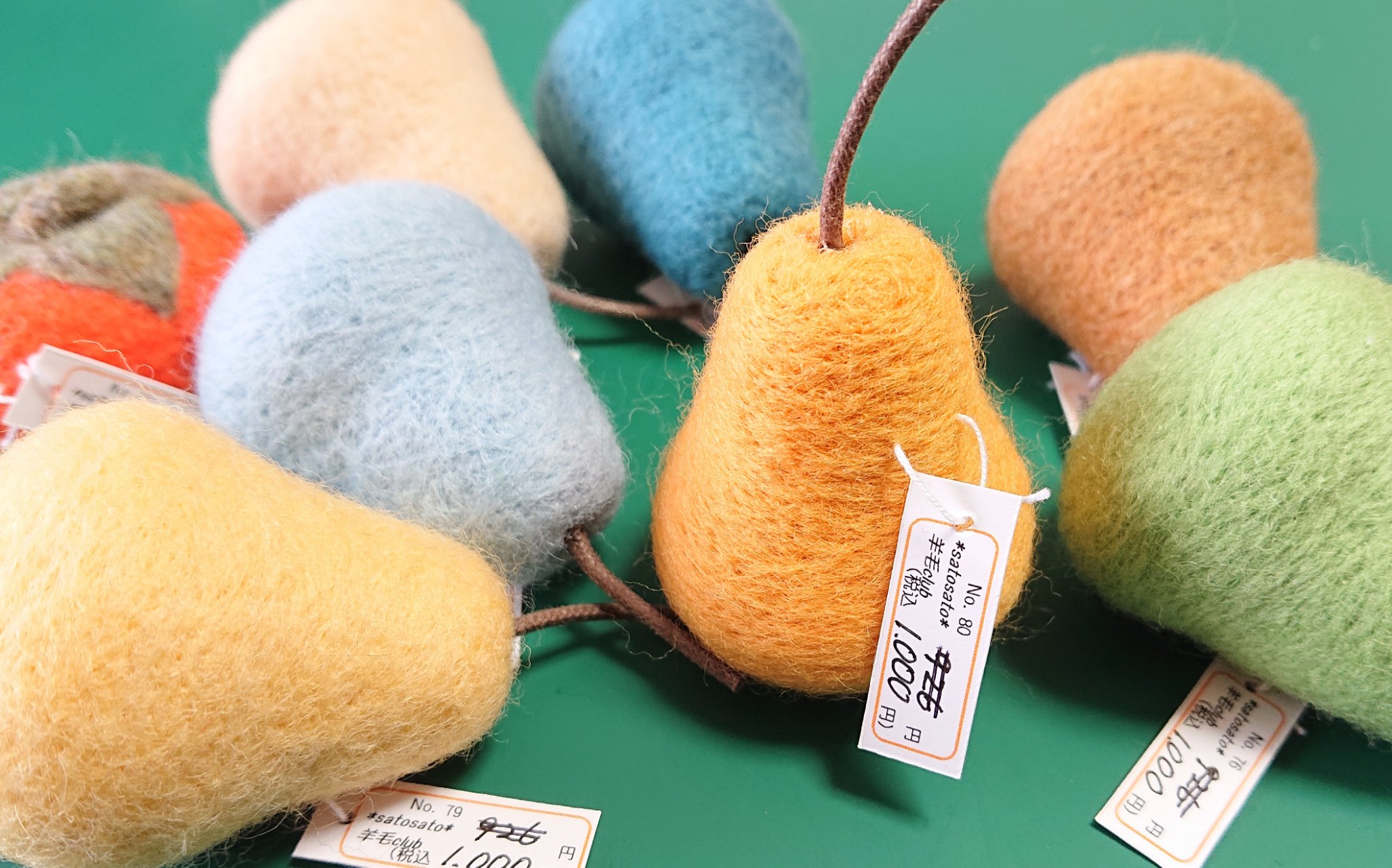 ふじたさとみ 値段付け作業 で判った事実 私の今までの値札 消費税8 のだ 百貨店販売は税抜き価格書かないといけなくて そのままだった もうやり直す気力ないので 今回はこんな感じで 販売価格は増税でも一緒 プレゼント企画 実施中