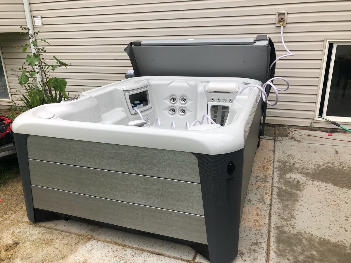 SpringUtah's tweet image. Congratulations to Dan H. of Farr West on your new Hot Spring Jetsetter LX.

@HotSpringSpas  #SmallLuxuryHotTub #AllFeaturesOfALargeSpa #HighlifeCollection #HotTub
