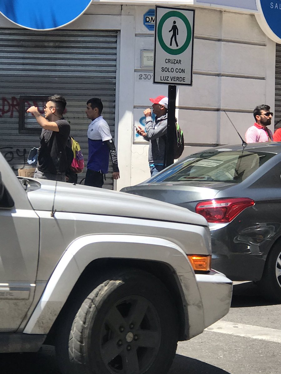 DelSurPostales's tweet photo. @Carabdechile (continuación) 
Miren como se paseaban los dos antes de saquear farmacia ahumada de providencia https://t.co/N1Yf67jozp