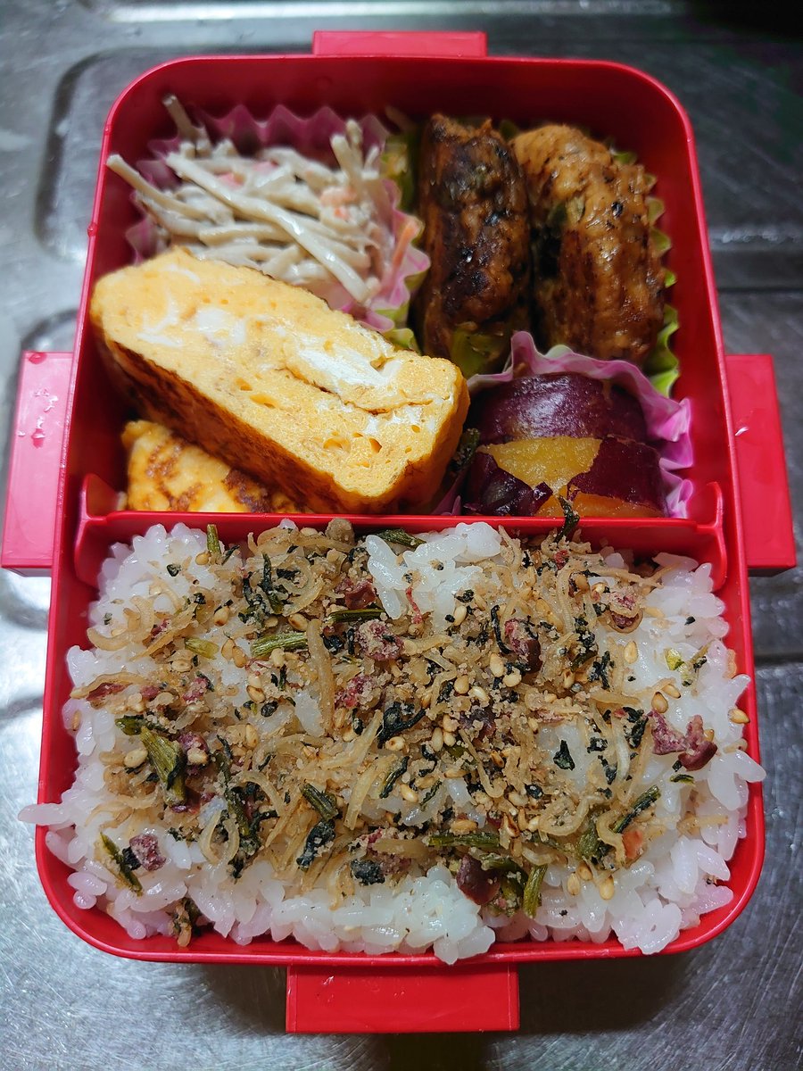 Tomo 今日の旦那氏弁当 ごぼうサラダ 市販品 鶏つくねバーグ さつまいもの甘露煮 市販品 だし巻き玉子 腰が痛い 今日も子守りかな さすがに疲れてきてるけど孫娘 はもっと頑張ってしんどいのに寂しいのを我慢してるんだから私も頑張ろう 旦那氏