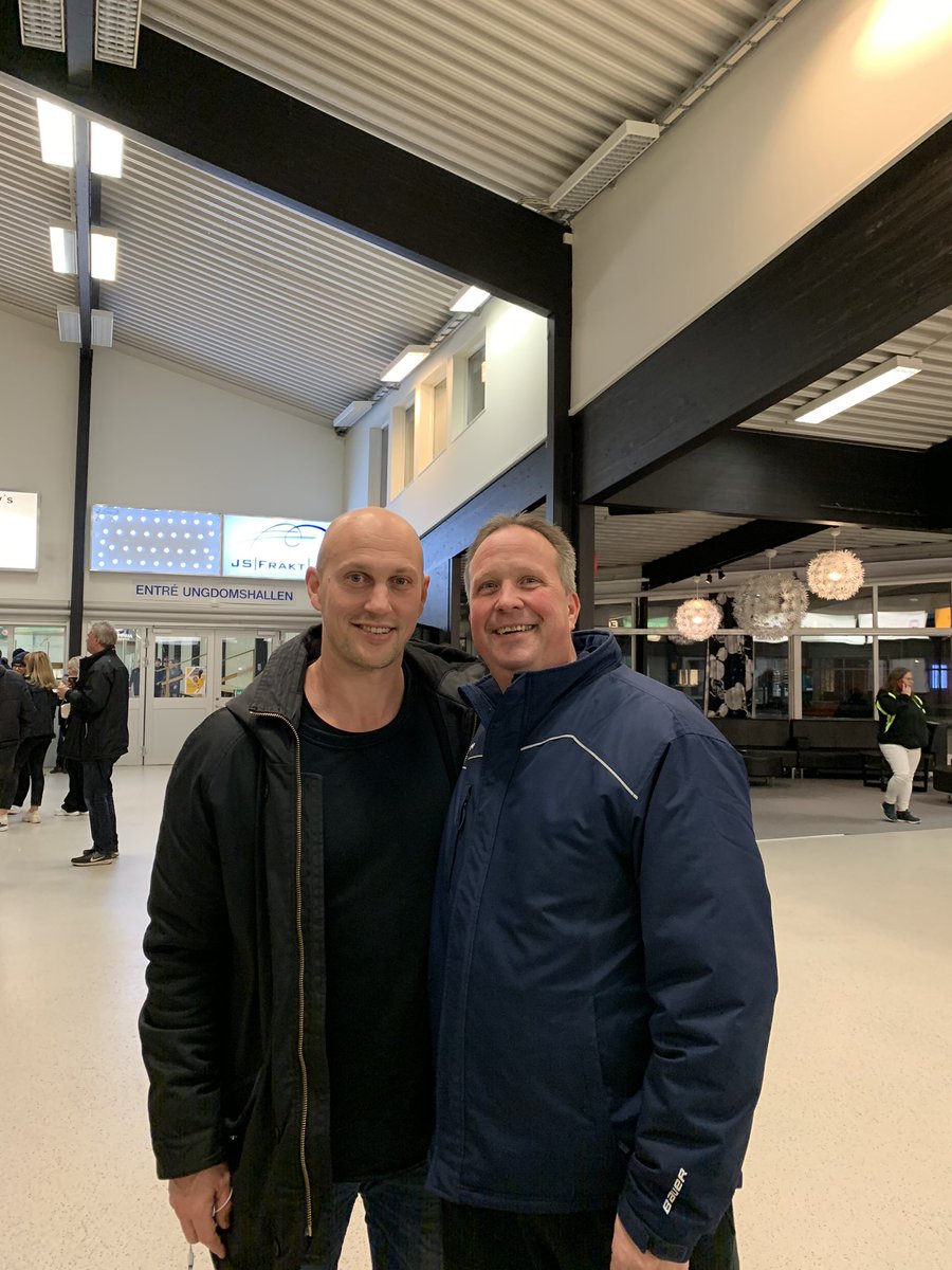 NiklasHenriksso's tweet photo. Två lyckliga Djurgårare som njuter av det 12e guldet, alltid oavsett💛❤️💙🏆 https://t.co/Wcq7d2b7Ka