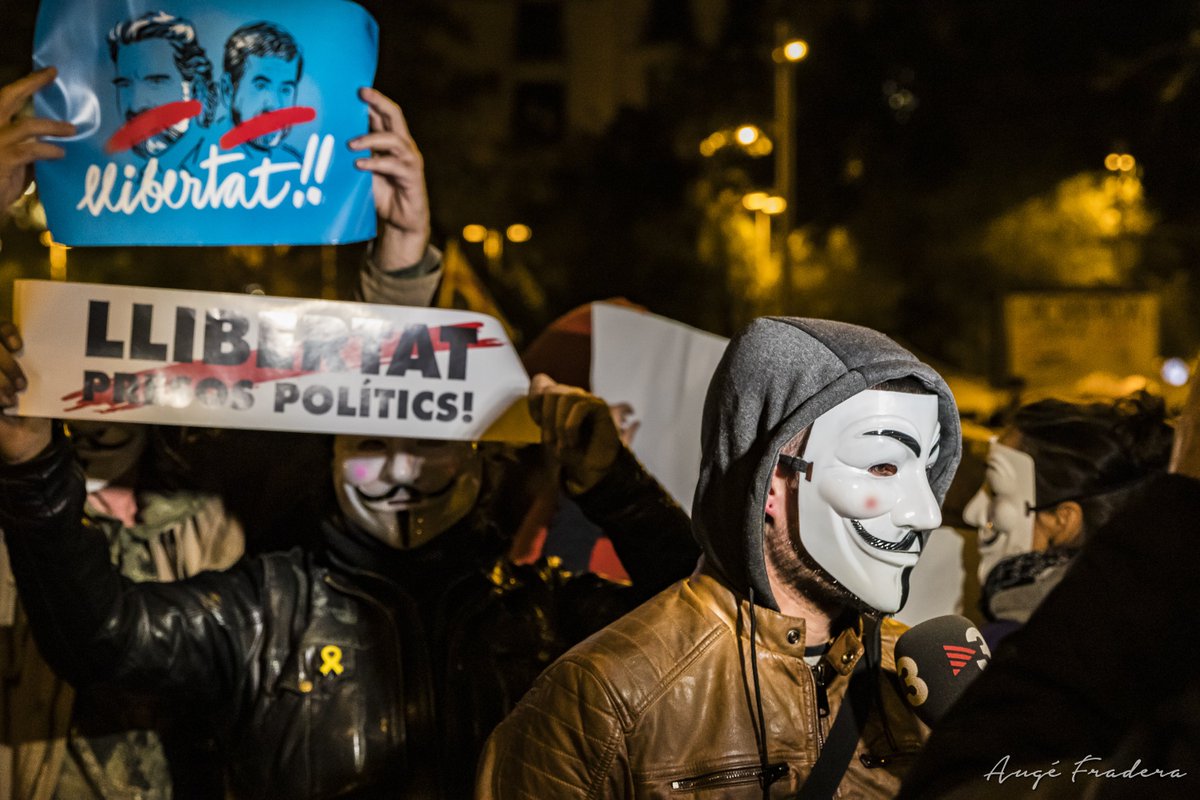 Bauta d'ivori (@bautadivori) on Twitter photo #Barcelona #MillionMaskMarch had a big impact in local, national and international media
<a href="/beteve/">betevé</a> <a href="/tv3cat/">TV3 és ara @Som3Cat</a> <a href="/Reuters/">Reuters</a>
<a href="/AnonsWorldwide/">Anonymous Worldwide 🍀 #CloversForAssange</a> <a href="/CataloniaNewss/">@CataloniaLegion</a>
#Anonymous #MMM2019 #Llibertat #LlibertatPresosPolitics #Catalonia #FreeCatalonia #freepoliticalprisioners #FreeAssange #Barcelona #MillionMaskMarch had a big impact in local, national and international media
<a href="/beteve/">betevé</a> <a href="/tv3cat/">TV3 és ara @Som3Cat</a> <a href="/Reuters/">Reuters</a>
<a href="/AnonsWorldwide/">Anonymous Worldwide 🍀 #CloversForAssange</a> <a href="/CataloniaNewss/">@CataloniaLegion</a>
#Anonymous #MMM2019 #Llibertat #LlibertatPresosPolitics #Catalonia #FreeCatalonia #freepoliticalprisioners #FreeAssange
