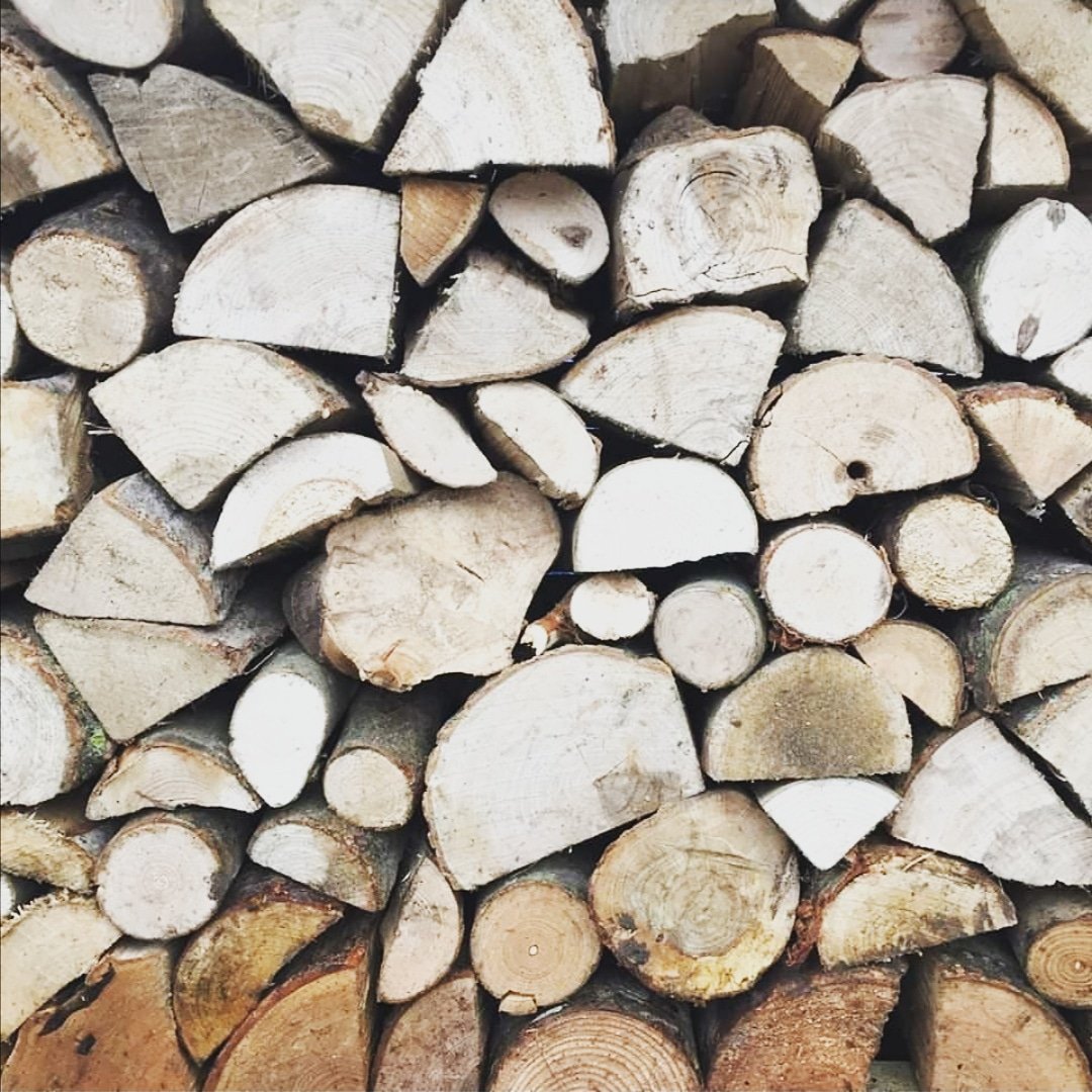 Logs galore🔥
Get in touch if you need to stock up your logs for the winter months ahead. We have plenty of tonne bags available &amp; offer free delivery within the #Cambridgeshire area
#logs #seasonedlogs #Foxcotte #openfire #logburner #woodburner  #winteriscoming #firewood