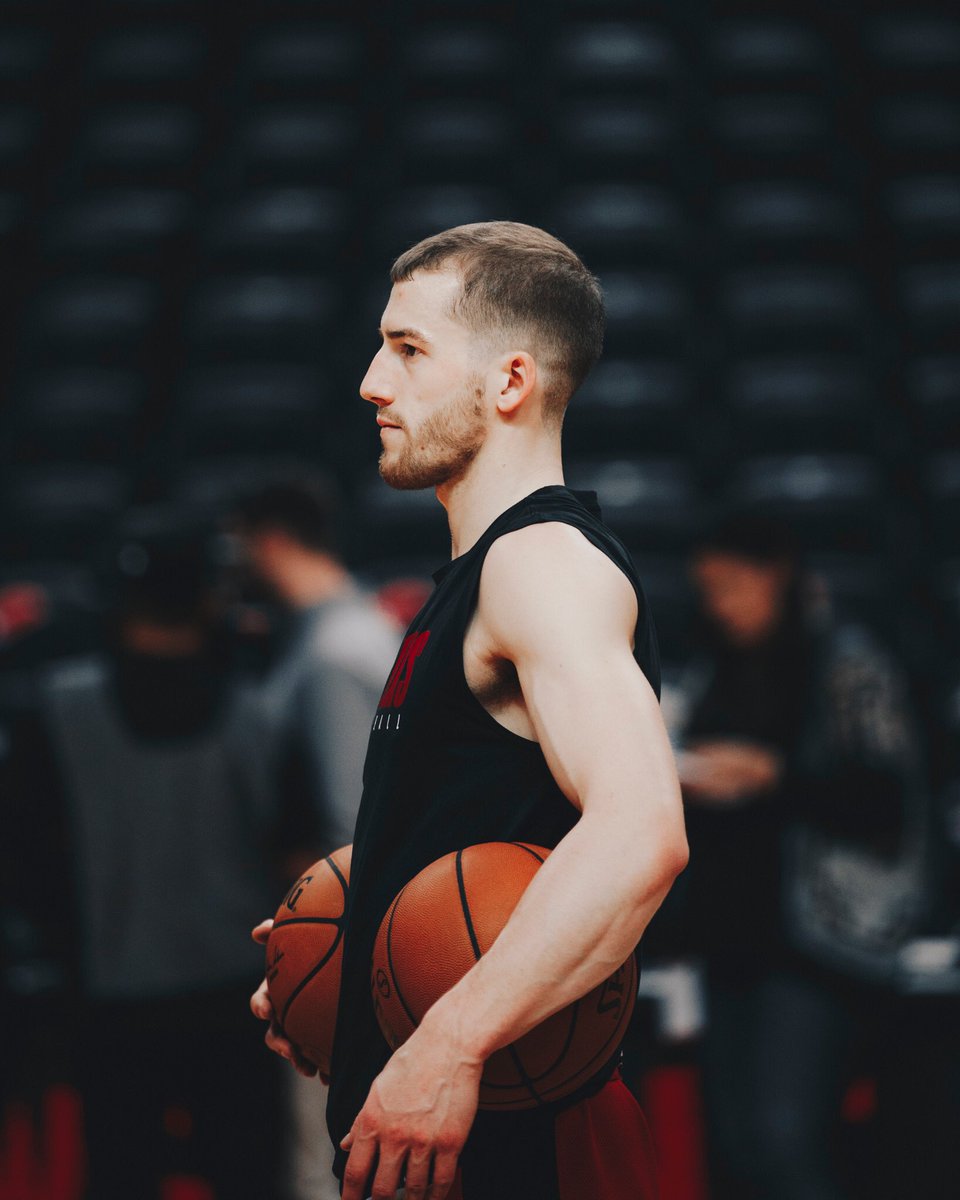YahooCASports's tweet photo. shoutout matt thomas starting the recruiting process by wearing giannis’s signature sneakers tonight https://t.co/kIQfDtfpOS