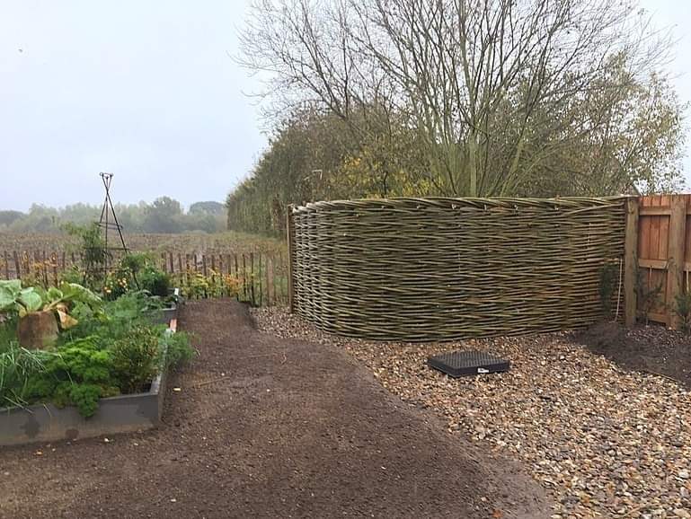 Proud of our boy Laurence, he’s producing some lovely fences in Norfolk. 
•
•
#wonderwoodwillow #wovenfencing #willow #norfolk #cambridge #suffolk #oxford #screening #naturalfencing #bespoke #gardens #gardening