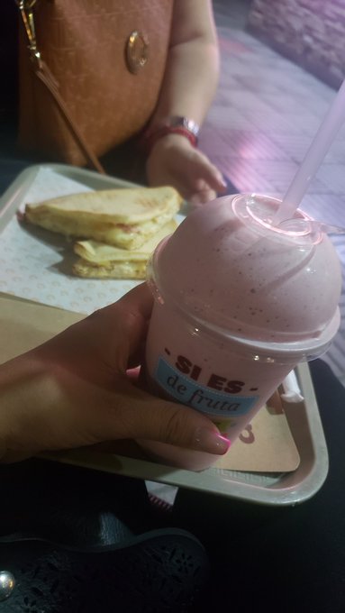 🥤🥪 https://t.co/IDJpxQaAJs