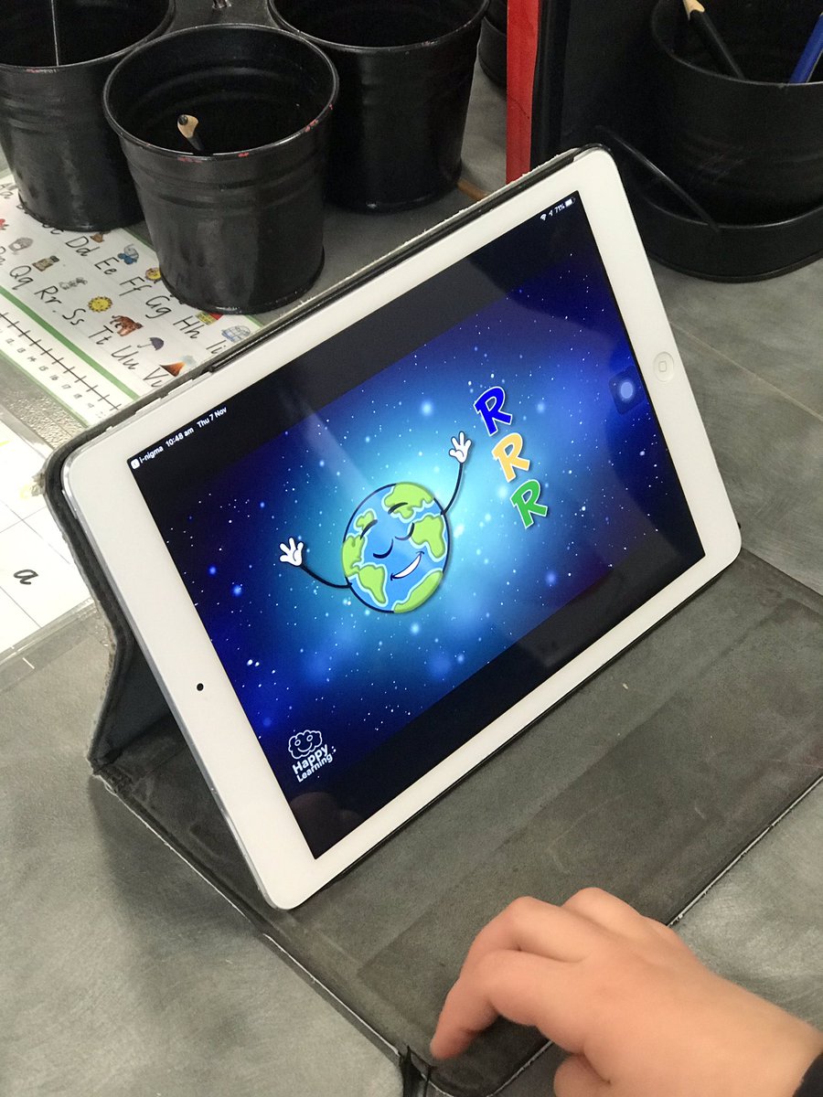 MissBrownACPS's tweet photo. Identifying the features of a multimodal text  “there’s a narrator they’re telling me stuff” “I see headings!” @AitkenCreekPS https://t.co/Ht6vDx3XxL