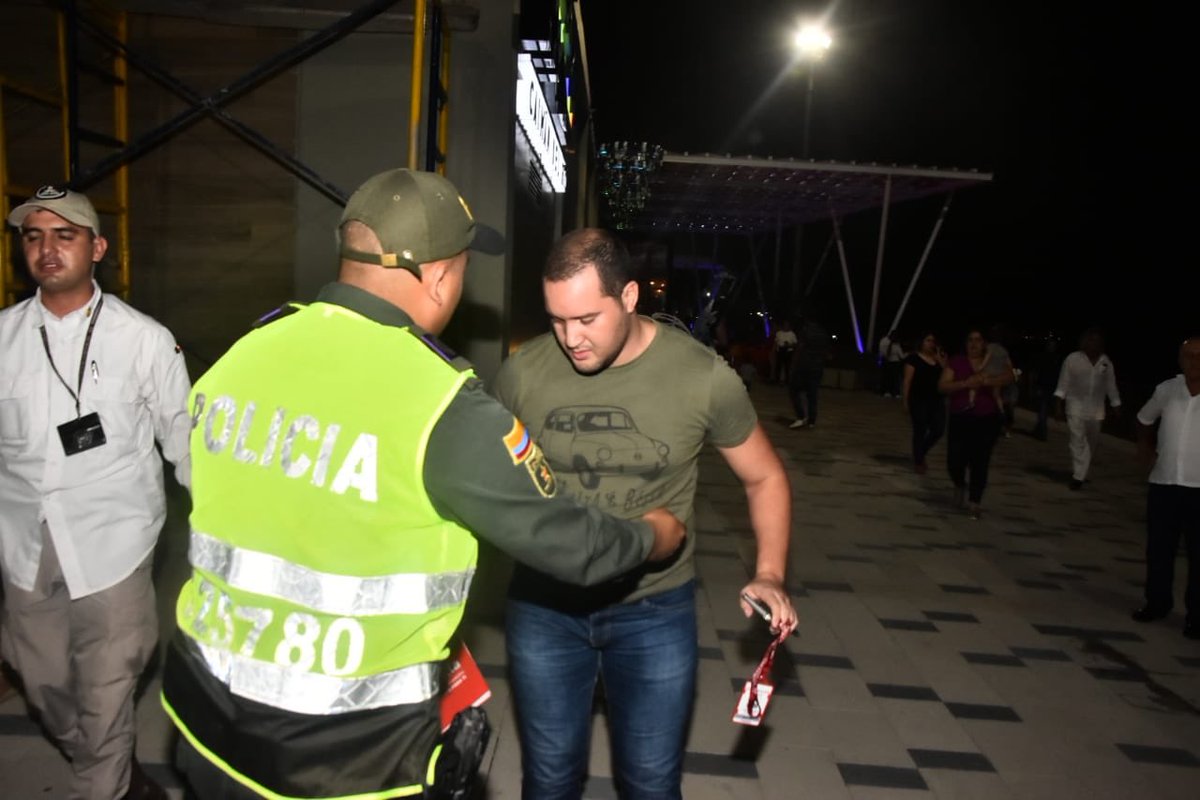 JesuB's tweet image. Acabo de ser víctimas de una agresión física  en el Puerta de Oro cuando le pregunté a @IvanDuque por el bombardeo en el Caguán. “De qué me hablas viejo" fue su respuesta.  La @PoliciaColombia y cuerpos de seguridad de presidencia me retuvieron y me golpearon.