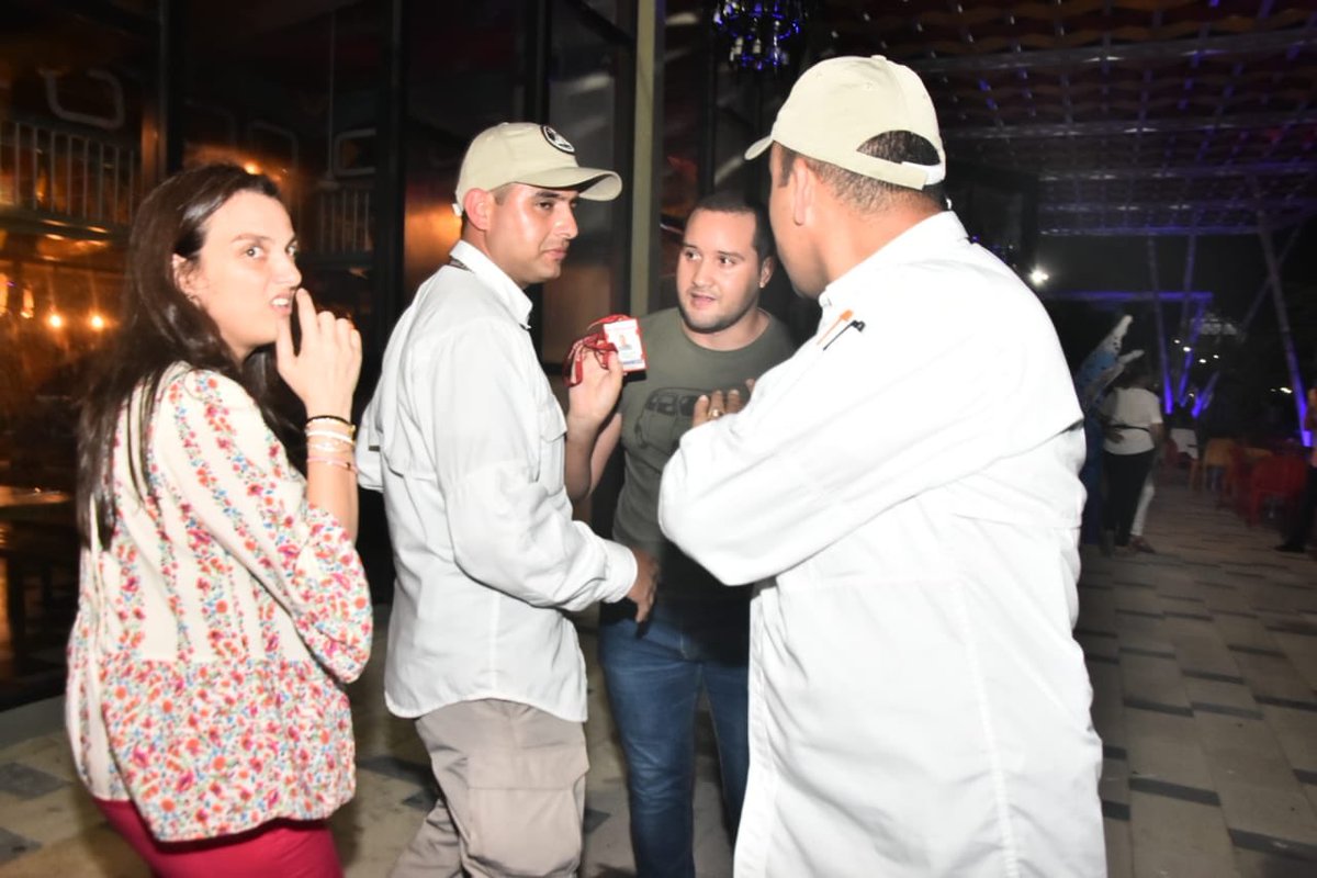 JesuB's tweet image. Acabo de ser víctimas de una agresión física  en el Puerta de Oro cuando le pregunté a @IvanDuque por el bombardeo en el Caguán. “De qué me hablas viejo" fue su respuesta.  La @PoliciaColombia y cuerpos de seguridad de presidencia me retuvieron y me golpearon.