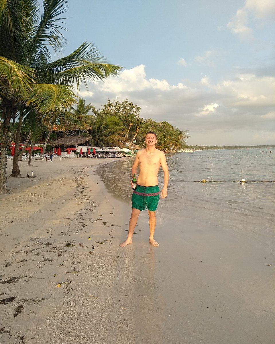 Playa Boca Chica 🏝️🇩🇴🤙
.
.
#playas #playa #beach #republicadominicana #turismo #travel #bocachica #elmundo #divertidoyrefrescante #love #caribe #beach #palmas #santodomingo #instagram #instafoto #fotodelrecuerdo #davidemaione #elgringocolombiano #atlanticocean #marcaribe