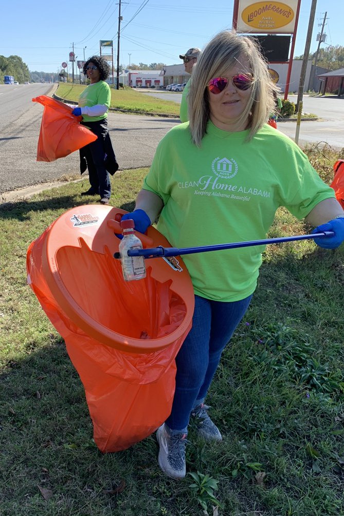 jeffstate's tweet photo. Great progress today during the “Clean Up #Clanton Garbage Grab” along Highway 31. Jefferson State is proud to participate in the #CleanHomeAL initiative! #FindYourPlace https://t.co/rgSY9sf4Qf
