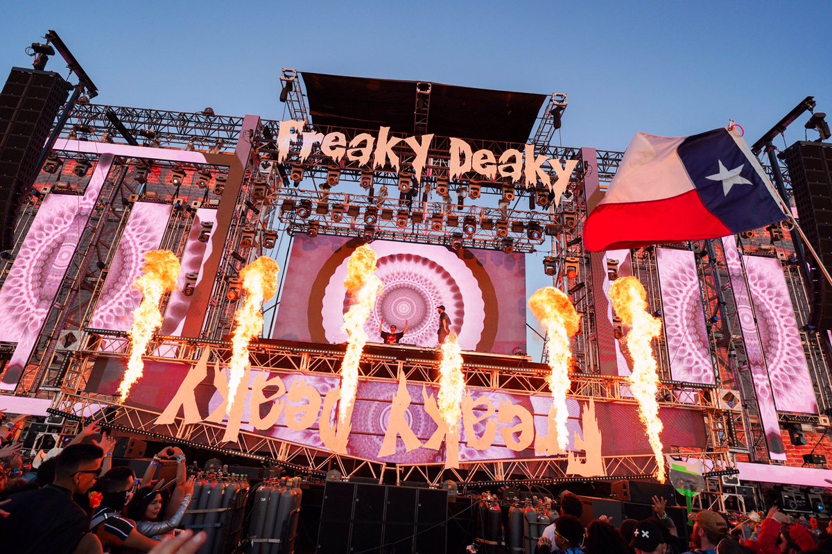 linjustinn's tweet photo. @cashcash at freaky deaky https://t.co/GEWfasUPSj