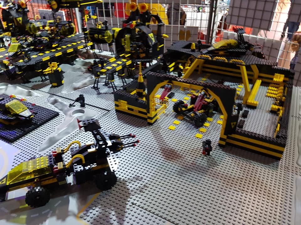 BlacktronSF's tweet photo. Commander De Paoli's remote Blacktron starbase. @BlacktronSF #blacktron #LEGO https://t.co/oSFMYFcaSo